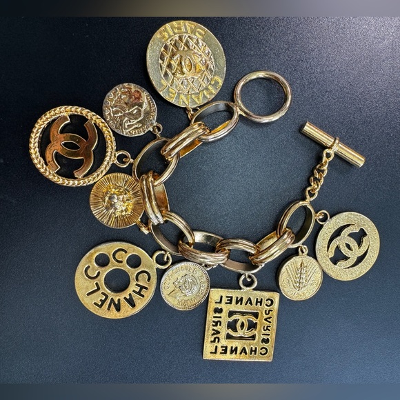 LOT 1505 24K gold plated CHANEL vintage runway bracelet with charms - Picture 1 of 14